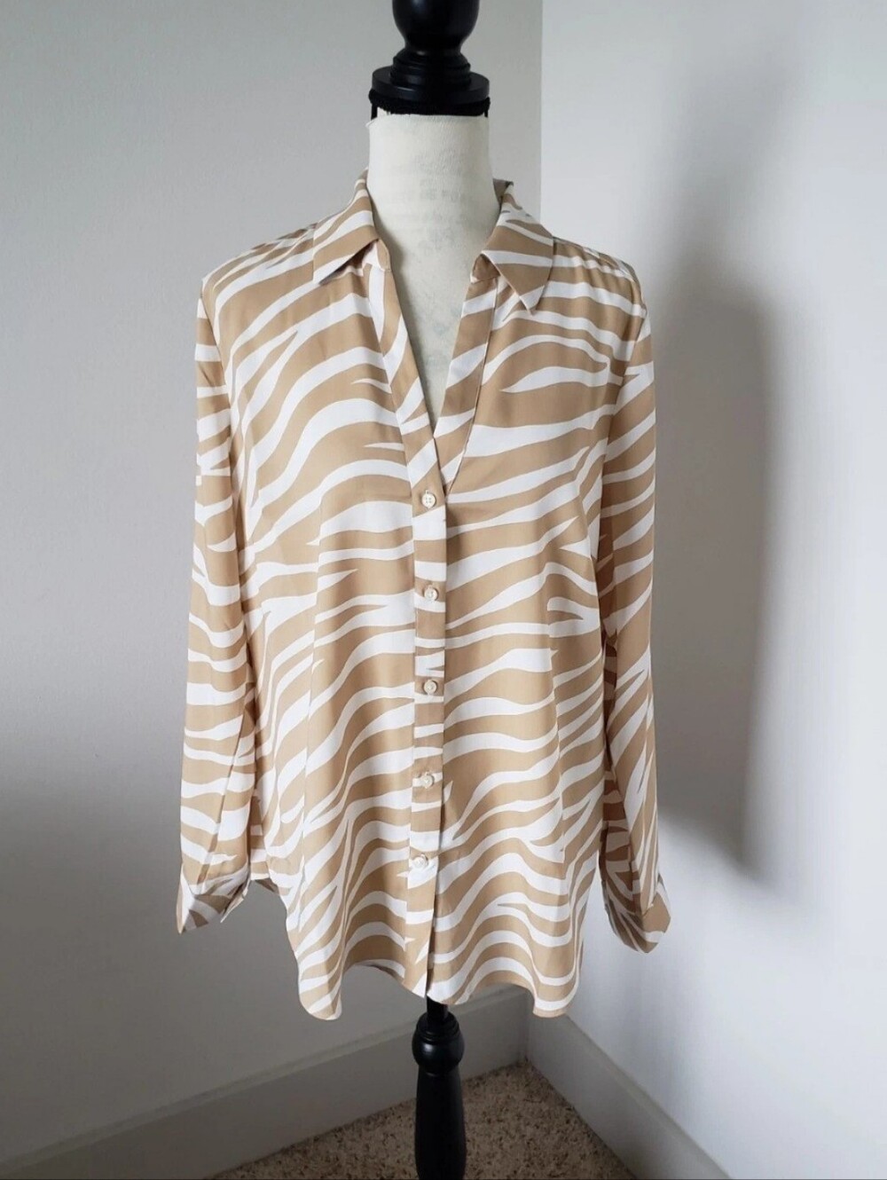 🌸Ann Taylor Beige and White Zebra-Striped Blouse size large🌸